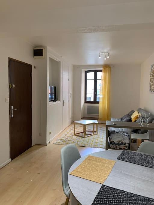 Aubenas : Beau Studio, Proche Du Chateau Extérieur photo
